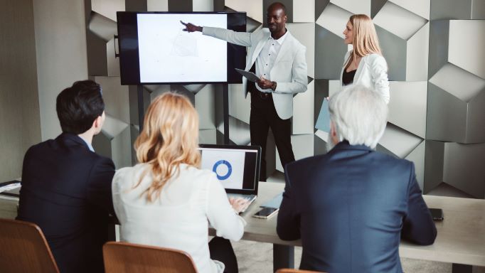 2 Kollegen halten eine Kundenpräsentation als Teil einer Road Show