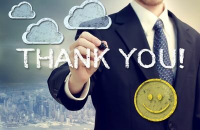 Mann im Anzug schreibt Thank you